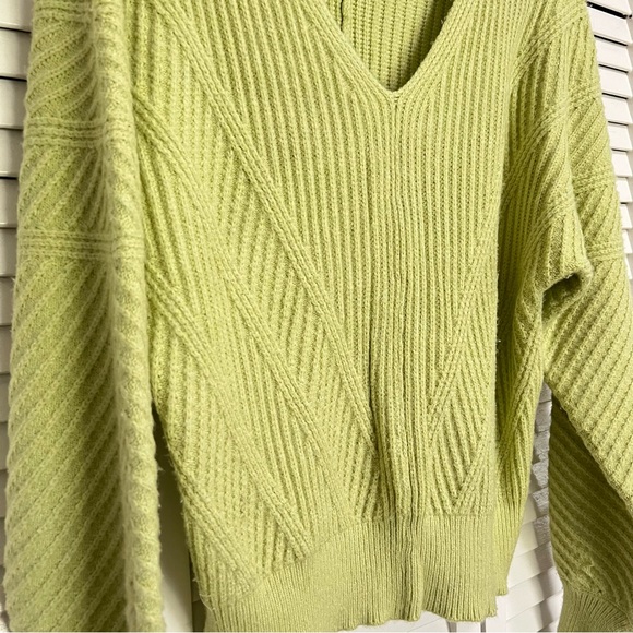 Tahari Green V-Neck Knit Sweater, Medium - Picture 4 of 7